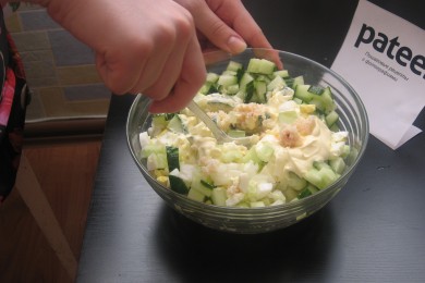 Салат с мясом криля - приготовление