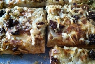 Пицца с соусом песто