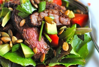 Салат со стейком и овощами