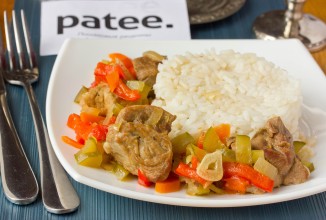 Свинина, тушеная с овощами в огуречном рассоле