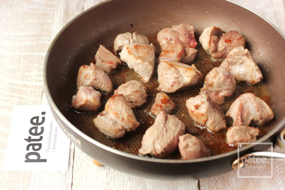 Свинина, тушеная с овощами в огуречном рассоле - Шаг 7