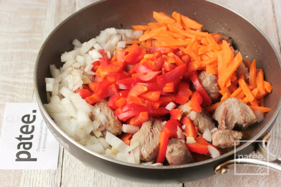 Свинина, тушеная с овощами в огуречном рассоле - Шаг 8