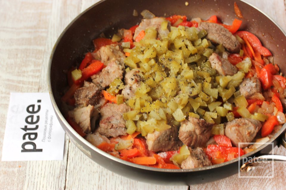 Свинина, тушеная с овощами в огуречном рассоле - Шаг 9