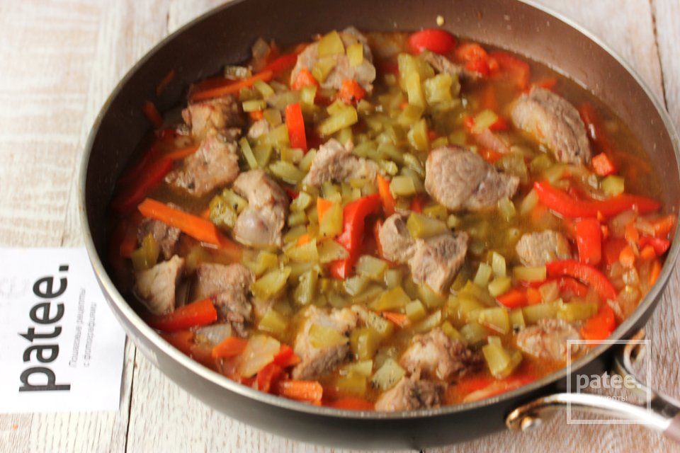 Свинина, тушеная с овощами в огуречном рассоле - Шаг 10