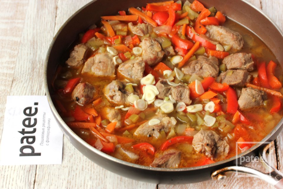 Свинина, тушеная с овощами в огуречном рассоле - Шаг 11