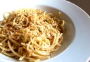 Спагетти с оливками и сухарями