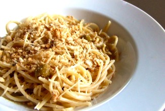 Спагетти с оливками и сухарями