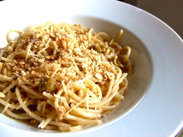 Спагетти с оливками и сухарями