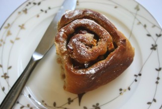 Рулеты с яблоками и сливами