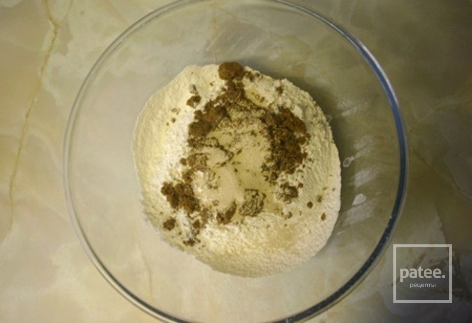 Рулеты с яблоками и сливами - Шаг 1