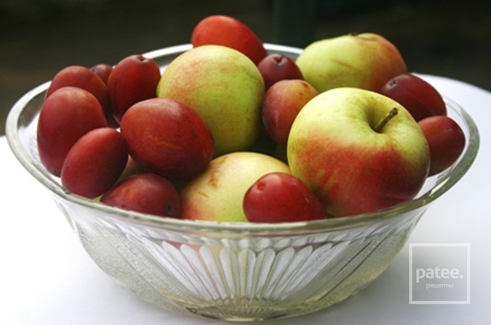 Рулеты с яблоками и сливами - Шаг 9