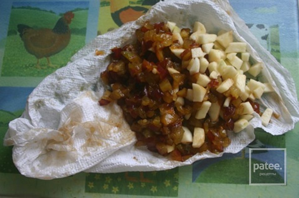 Рулеты с яблоками и сливами - Шаг 10