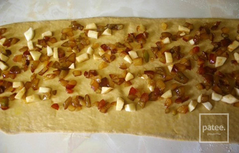 Рулеты с яблоками и сливами - Шаг 11