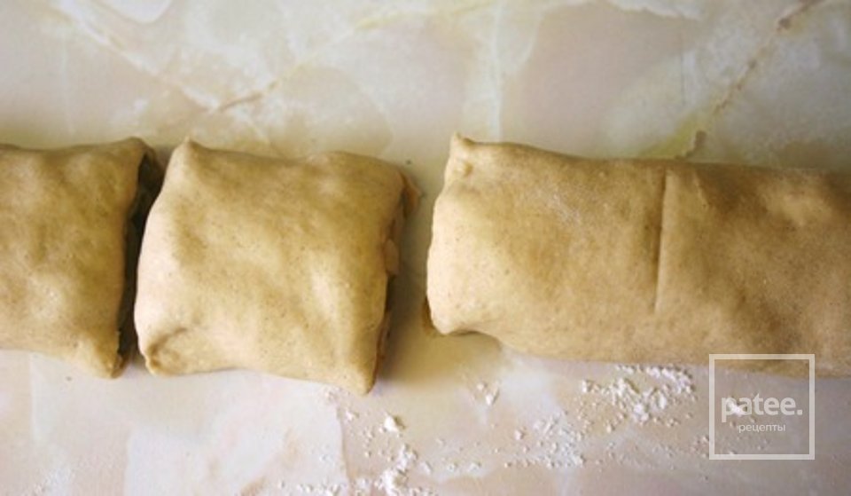 Рулеты с яблоками и сливами - Шаг 13