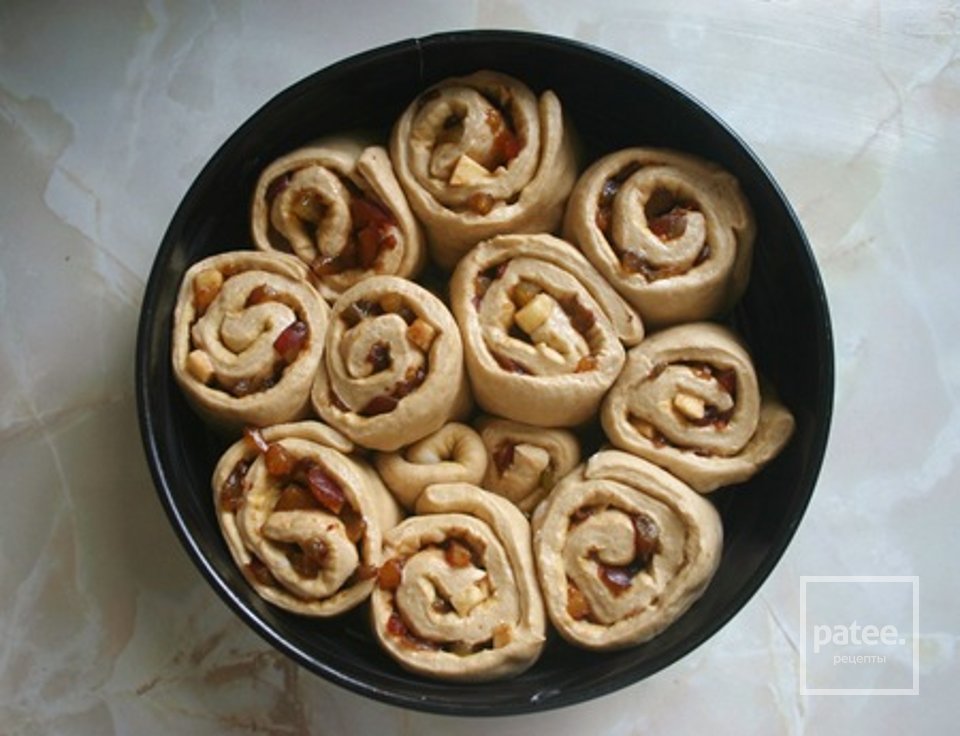 Рулеты с яблоками и сливами - Шаг 15