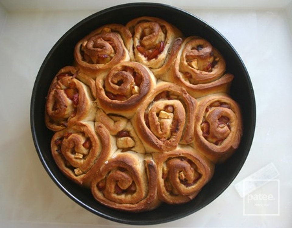 Рулеты с яблоками и сливами - Шаг 18