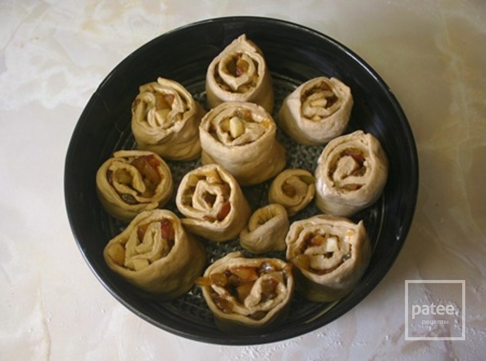 Рулеты с яблоками и сливами - Шаг 14