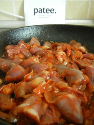 Тушёные куриные сердечки с картошкой - Шаг 7