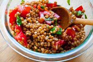 Салат из пшеницы с помидорами