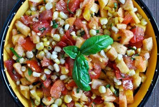 Кукурузный салат с персиками и помидорами