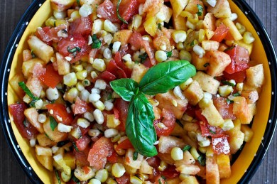 Рецепт Кукурузный салат с персиками и помидорами