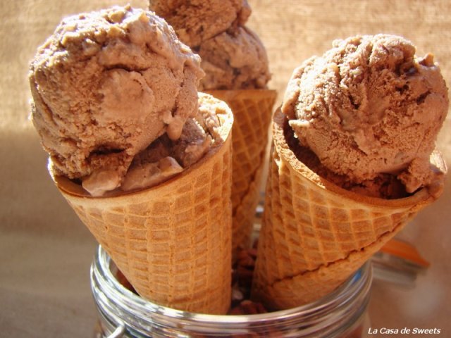 Шоколадное мороженое с пеканом