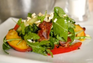 Салат с персиками и беконом