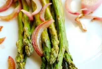 Запеченная спаржа с луком