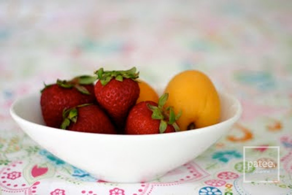 Салат с клубникой и абрикосами - Шаг 1