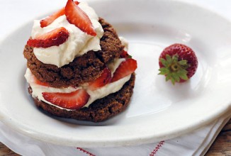 Печенье со сливками и клубникой