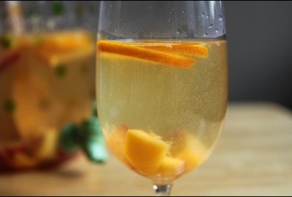 Персиковая сангрия