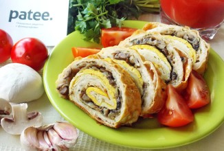 Запеченный рулет из лаваша с мясом и грибами