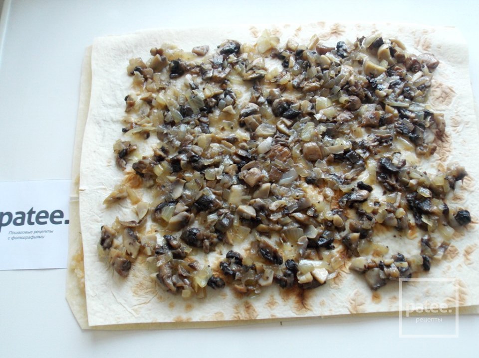 Запеченный рулет из лаваша с мясом и грибами - Шаг 15