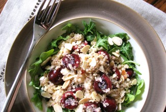 Салат из киноа с вишней