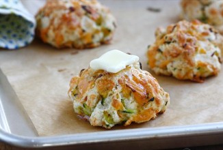 Кабачковое печенье с чеддером