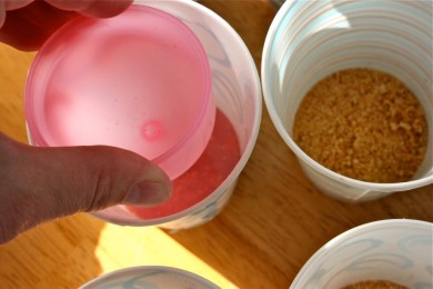 Малиновые чизкейки на палочках - приготовление