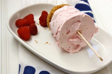 Малиновые чизкейки на палочках - приготовление