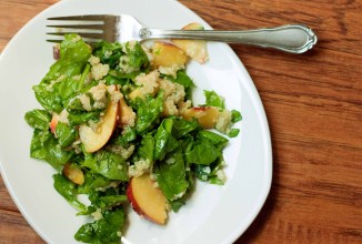 Салат из киноа с персиками и шпинатом