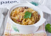 Капуста, тушенная с баварскими колбасками