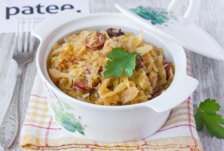 Капуста, тушенная с баварскими колбасками