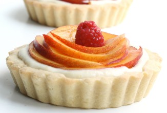 Сливочный тарт с нектарином