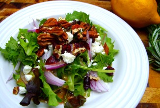 Салат с орехами, сыром и малиновым джемом