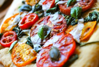 Пицца с помидорами