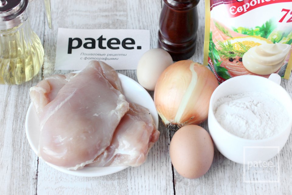 Куриные оладьи с луком - Шаг 1