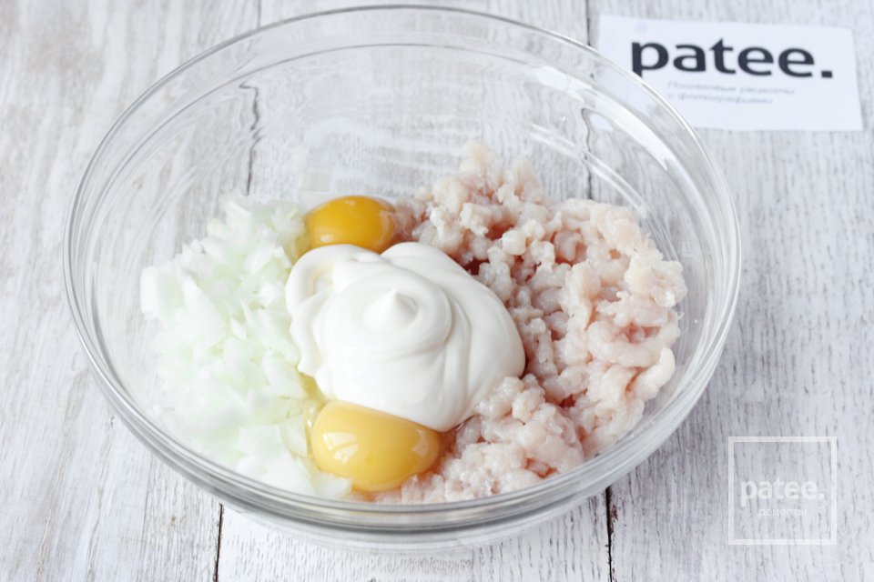 Куриные оладьи с луком - Шаг 6