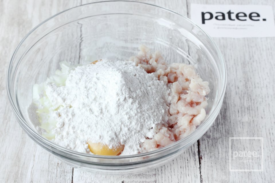 Куриные оладьи с луком - Шаг 7