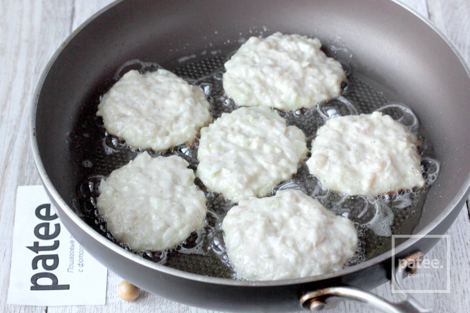 Куриные оладьи с луком - Шаг 10
