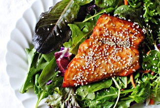 Салат с лососем и овощами