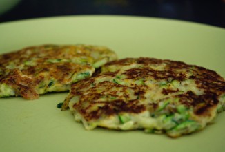 Кабачковые оладьи с хумусом