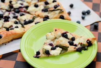 Пицца с черникой